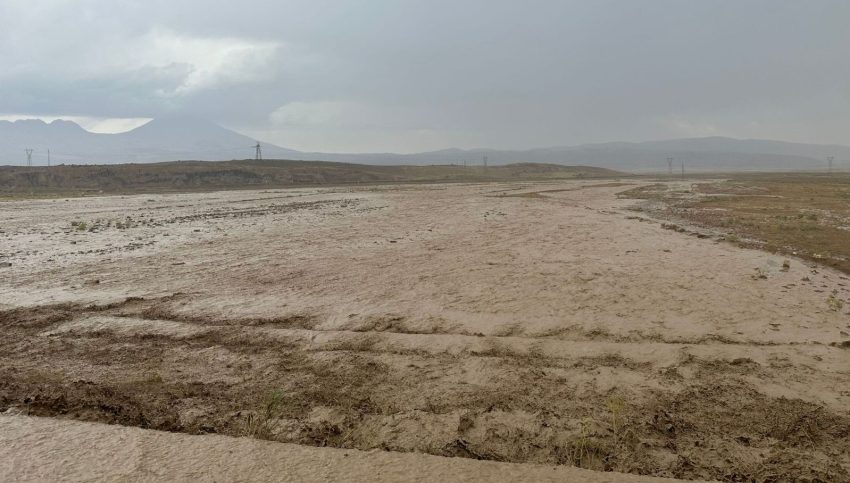 Ağrı’daki sel Türkiye-İran kara yolu ulaşıma kapandı