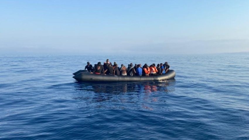 İzmir açıklarında 105 düzensiz göçmen yakalandı