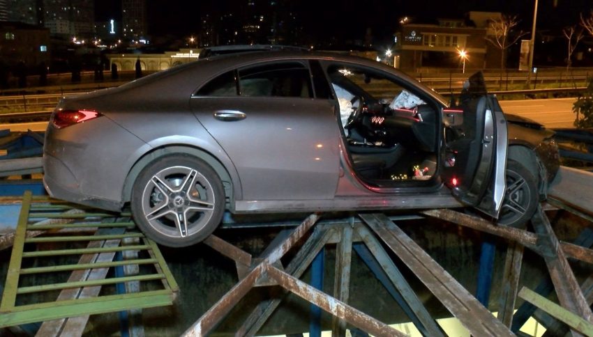 Üsküdar’da alkollü sürücünün kullandığı otomobil köprü arasında askıda kaldı
